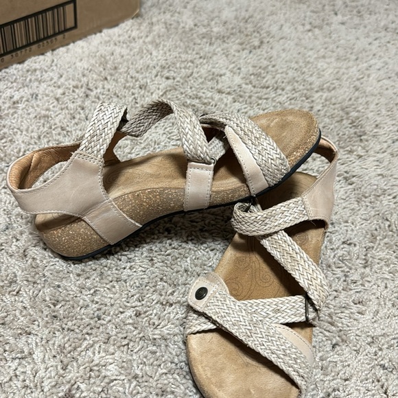 Women’s Taos Sandals.  Tan on color. Size 5-5.5. (36) - Picture 3 of 9